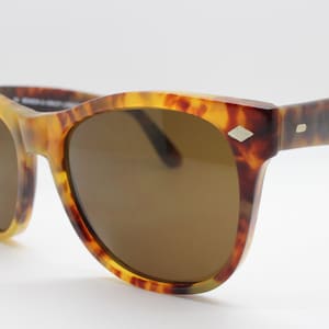 Benson and Ashley 80s vintage wayfarer sunglasses hand made in England. Beautiful mottled amber acetate frame with medium brown lens tone