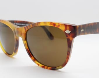 Benson and Ashley 80s vintage wayfarer sunglasses hand made in England. Beautiful mottled amber acetate frame with medium brown lens tone