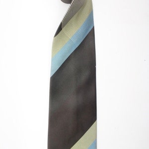 Może przedstawiać: Krawat w ciemnym brązie z diagonalnymi paskami w jasnoniebieskim, beżowym i zielonym.