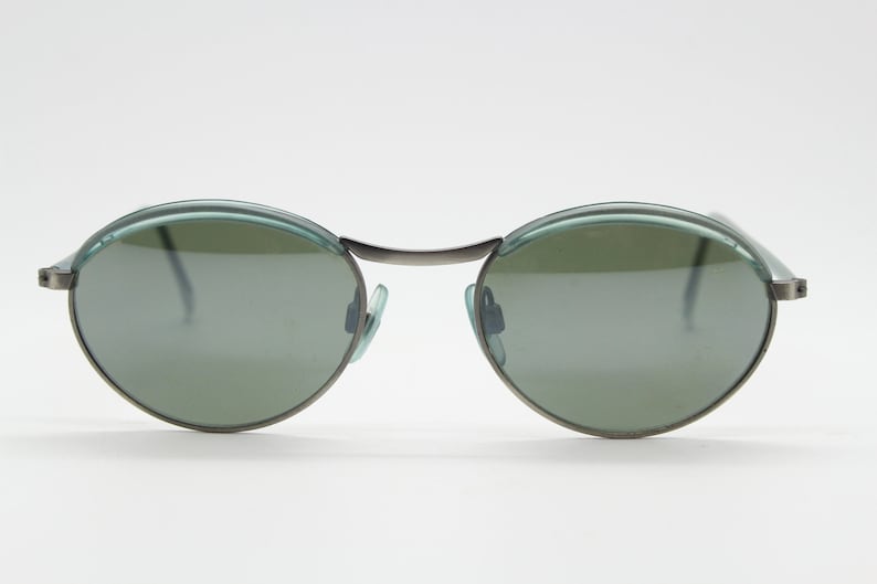 Les lunettes de solel ovales branches grffées n 2024 | Oval sunglasses, Marc jacobs desgner Les lunettes de solel ovales branches grffées n 2024 | Oval sunglasses, Marc jacobs desgner