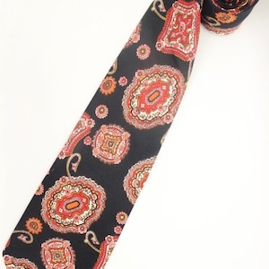 Vintage grote stropdas uit de jaren 70 van Selfridges London. Zwarte basis met ultra-authentieke rode en witte abstracte motieven. NOS-stropdas heren