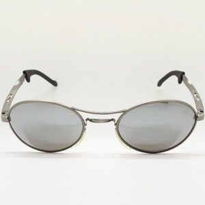 Puede incluir: Gafas de sol aviador plateadas con lentes espejados.