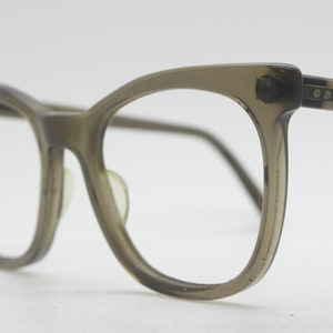 Op de afbeelding: Een paar bruine cat-eye brillen met een heldere lens.