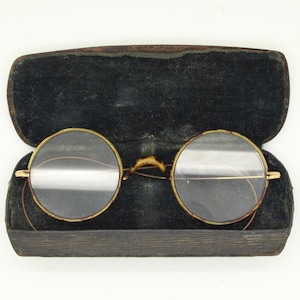 20s vintage windsor eye glasses. Blonde tortoise and gold round optical frame with coiled arms. Prescription spectacles. 30s. Good size