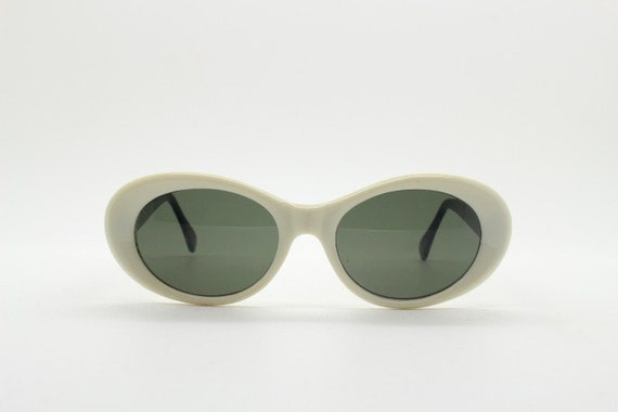 80s vintage oversized round sunglasses. Solid White psychedelic mod oval bug eye frame with Black arms. NOS clout goggles. Kurt Cobain