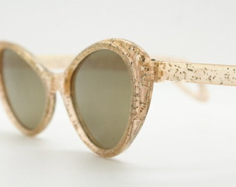 Dazzling 40s confetti cat eye glitter sunglasses. Pink lucite cateye frame with golden sparkles and real glass lenses. 50s Womens cateyes
