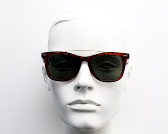 90s vintage wayfarer design sunglasses. All time classic shape in a deep honey tiger colour with green lenses and over bar. NOS. 5024