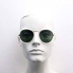 Eleganckie okulary przeciwsłoneczne typu aviator z lat 90. Okrągła metalowa oprawka w stylu lat 60. z ciemnozielonymi soczewkami. BNWT. Nieużywane, nowe.