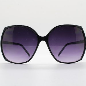 Y2k vintage square oversized 70s style sunglasses. Womens black slim frame with graduating ombre lenses. 2000s NOS