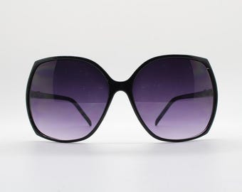 Y2k vintage square oversized 70s style sunglasses. Womens black slim frame with graduating ombre lenses. 2000s NOS