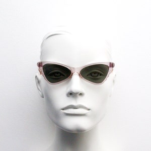 50s vintage scollop winged cat eye sunglasses. Transparent pink lucite cateye frame with green lenses. Womens rockabilly pin up. 40s