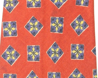 40er-Jahre-Vintage-Krawatte in Rot mit blauen und gelben Rauten- und Rechteckmotiven. Kipper-Krawatte. NOS-Krawatte für Herren