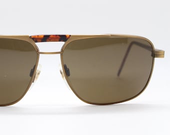 Gafas de sol de aviador cuadradas pequeñas vintage de los años 90. Montura con acabado satinado mate, puente y patillas de carey y lentes marrones. Gafas de aviador para hombre.