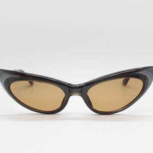 50er Jahre Vintage Cat Eye Sonnenbrille mit geschwungenen Flügeln, made in France. Böses Grau geschichtetes Acetat Cateye. Rockabilly Pin-Up Pin-Up für Frauen mit schöner Bluse