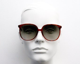 80s vintage oversized round sunglasses. Womens slim tortoise frame with green gradient lenses. 70s. Unused NOS