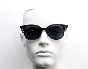 Gafas de sol Linda Farrow negras estilo wayfarer, estilo vintage clásico de los años 80, modelo HY1236. Montura mate con lentes oscuras. Luxe Gallery Projects.