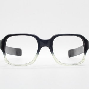 Puede incluir: Gafas cuadradas negras y transparentes con un efecto degradado en las lentes.