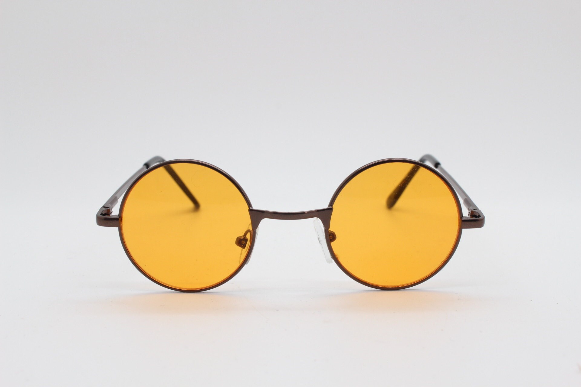 Lunettes de soleil rondes des années 90 pour enfants. Monture en métal brun bronze de style John Lennon avec verres orange. Enfants non utilisés NSA. Protection totale contre les UV.