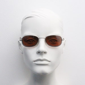 90er Vintage ovale Sonnenbrille. Mattes satin Brillengestell mit braunen Gläsern. Zustand: Y2K. 00 Jahren. 2000 Jahren. nr