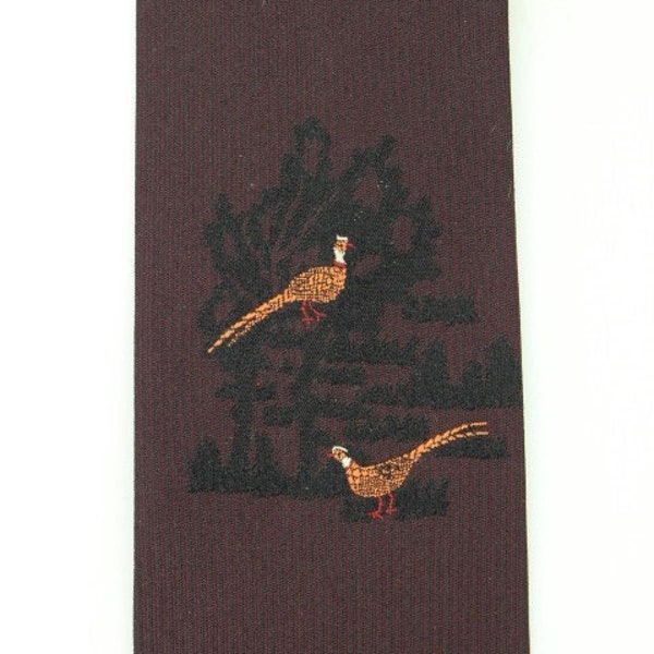 Cravate vintage en soie Liberty of London des années 60 fabriquée en Angleterre. Cravate pour homme bordeaux foncé avec motif de faisans au centre. Cravate NOS