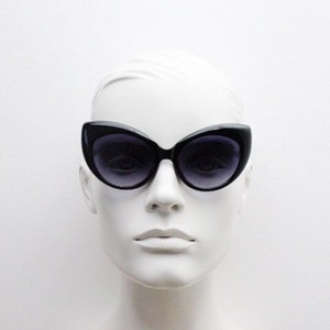 Y2K vintage exaggerated cat eye sunglasses. Dynamic thick framed curving cateye with graduating lenses. Rockabilly. Cosplay. 2000s NOS. 50s