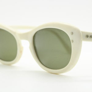 Vintage 50s cat eye sunglasses. Animated white oval cateye with green luxury real glass lenses. Women&#39;s rockabilly cateyes. 40s Pin up