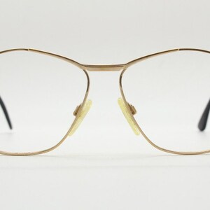 Puede incluir: Gafas de metal doradas con montura octogonal geom&eacute;trica y lentes transparentes.