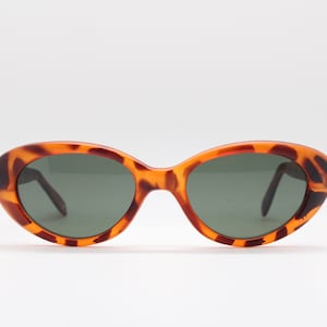 Vintage ovale cat eye-zonnebril uit de jaren 90. Levendig amberkleurig mat kattenoogframe. Pin-up cateyes in jaren 50-stijl. Rockabilly NOS