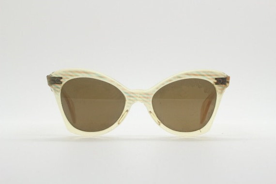 Wayfarer cat-eye shaped sunglasses