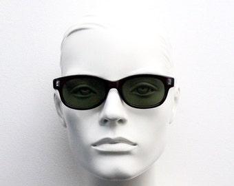 Gafas de sol finas vintage de los 90. Diseño beatnik de los 60, negro brillante, estilo New Wayfarer modificado, de perfil bajo. Sin usar.