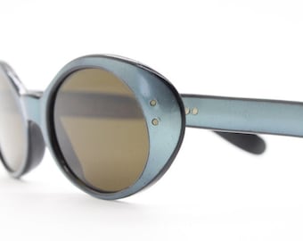 Ovale Vintage-Sonnenbrille von Samco aus den 60er Jahren, hergestellt in Italien. Mini-Käferauge mit blau perlmuttfarbenem Rahmen und Echtglaslinsen. Damen-Mod. NOS-Probe
