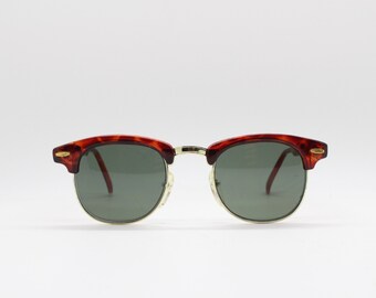 Lunettes de soleil demi-monture vintage pour enfant des années 90. Un classique miniaturisé de couleur écaille pour enfants avec des verres verts. Années 50 60. Plein UV. NSA