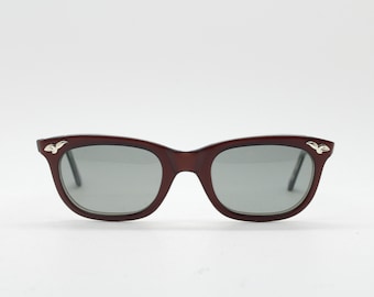 60s vintage womens cat eye sunglasses made in the UK. Pearlised acetate burgundy cateye frame with convex lenses. 50s rockabilly pin up