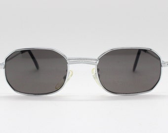 90年代のヴィンテージ、オーバル型の小ぶりなバグアイサングラス