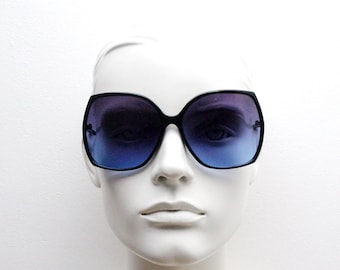 Y2k vintage square oversized womens 70s style sunglasses in black slim frame with graduating lenses. 2000s NOS