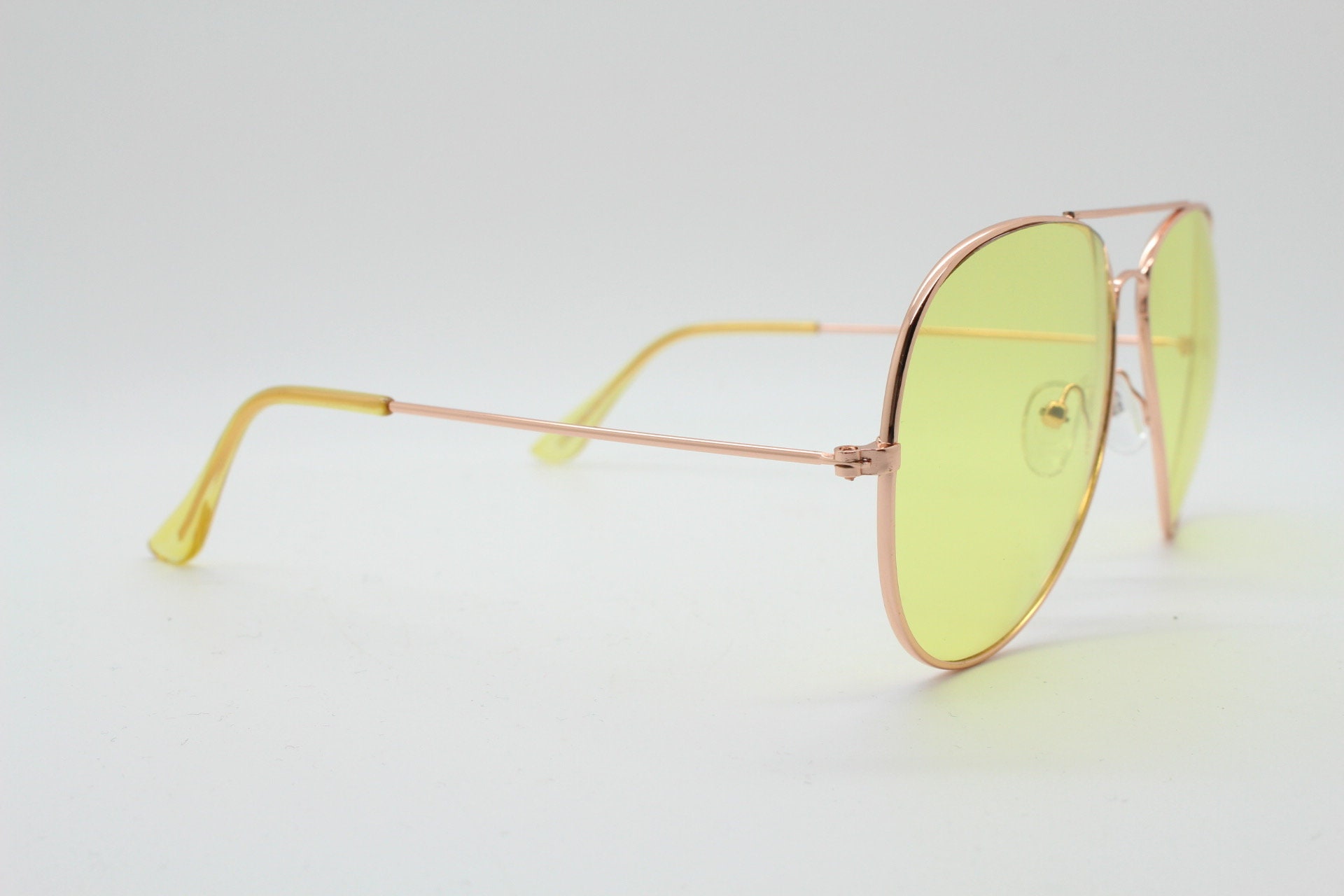 Modelo De Gafas De Sol De Aviador Retro Con Lentes Amarillas Grandes  Recomendado Para Conducir En Un Cierre De Verano . Foco Selec Foto de  archivo - Imagen de sunglasses, marco: 193746854