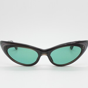 50er Jahre Vintage Cat Eye Sonnenbrille von PLAN made in France. Teuflische, schiefergrau geschichtete Acetat jagende Gottesanbeterin Cateye. Rockabilly Pin-Up für Frauen