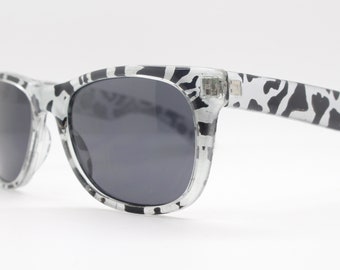 80er Jahre Vintage Sonnenbrille im Wayfarer Style. Ein zeitloses klassisches Design in dynamischem dalmatinischen Schwarz-Silberdruck. nr