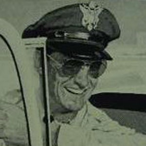 Runde 40er Jahre Vintage Pilotenbrille von Algha. Metallrahmen mit flexiblen Spiralohrbiegungen. Antike WW2 Herrenfliegerbrille. Breitpfeil Ausgabe
