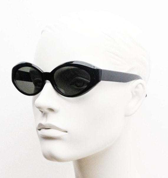 60s Vintage Oval Cateye Sunglasses. Tasteful Cat Eye in Black