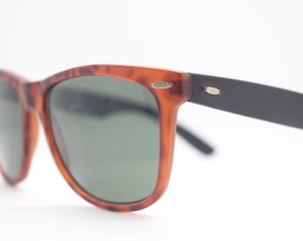 80s vintage wayfarer style sunglasses. Tortoise matt frame with black arms and green lenses. Unused NOS