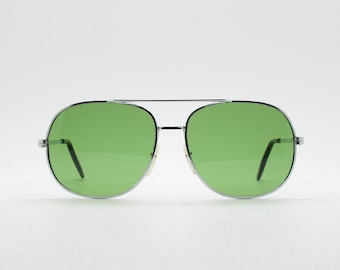 Gafas de sol de aviador cuadradas vintage de los años 70. Montura de metal plateado con lentes de cristal mineral auténtico verde. Gafas de aviador modernas para hombre. Sin usar, años 60.