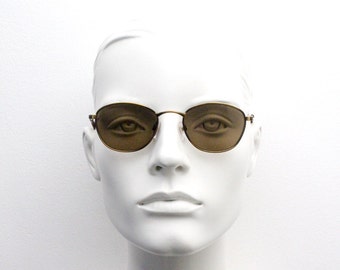 Gafas de sol ovaladas vintage de los años 90. Micromontura de metal con acabado satinado cepillado en bronce y lentes marrones. BNWT. Nos sin usar