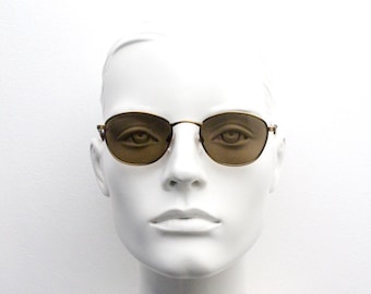 Gafas de sol ovaladas vintage de los 90. Montura micro de metal con acabado satinado cepillado en bronce y lentes marrones. BNWT. Sin usar.