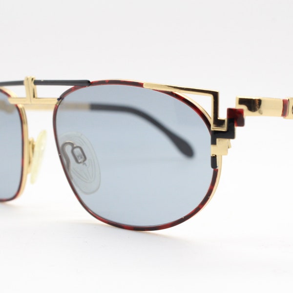 90s vintage Cazal sunglasses model 247. Characteristic flamboyant design with oval lens on abstract curved brow line