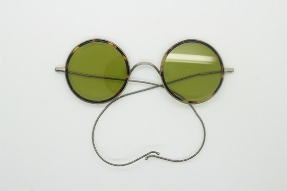 Gafas de sol antiguas redondas vintage de los anos 30 de Willson. Montura de metal con marco de carey con lentes de vidrio verde y patillas en espiral. Windsor Etsy Espana