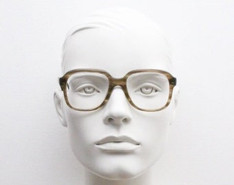 Gafas vintage de los años 60 con montura cuadrada y gruesa. Gafas graduadas medianas para hombre, color marrón transparente. Gafas ópticas gruesas. RX.