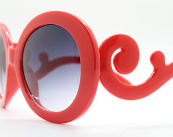 Y2K Vintage Oversized runde Sonnenbrille. Rote Brillenfassung für Frauen mit rauchigen Gläsern mit Farbverlauf und wirbelnden Bügeln. Unbenutzt NOS. 2000er Jahren