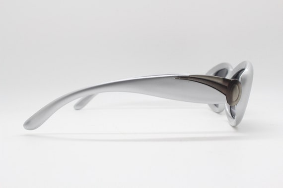 90er Jahre Vintage Silber Raum Alter Sonnenbrille. Chunky gebogenen  rechteckigen Rahmen mit schwarzen Linsen. Nicht verwendete NOS