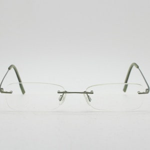 Lentes de repuesto con resorte de metal gris y destornillador para gafas
